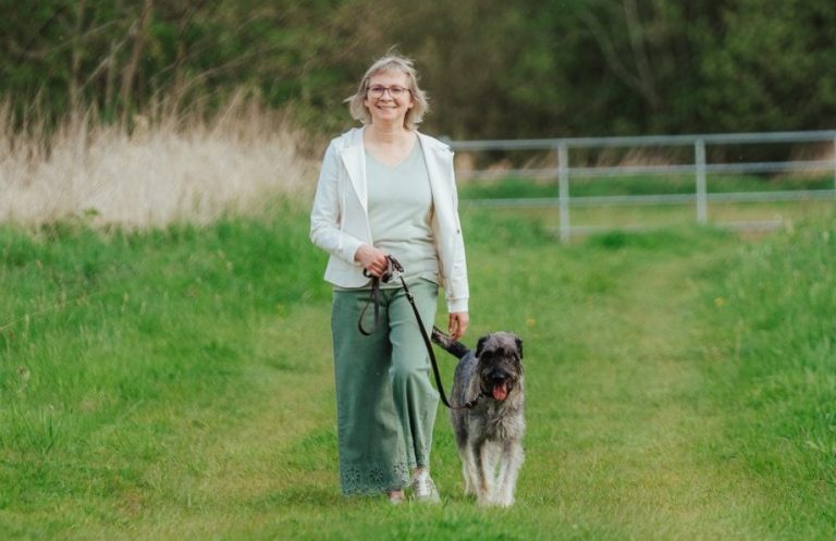 Dorothea Brandes geht mit ihrer Hündin Martha in der Natur spazieren
