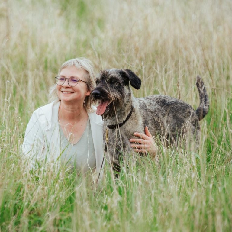 Dorothea Brandes und Therapiehündin Martha genießen gemeinsam die Natur