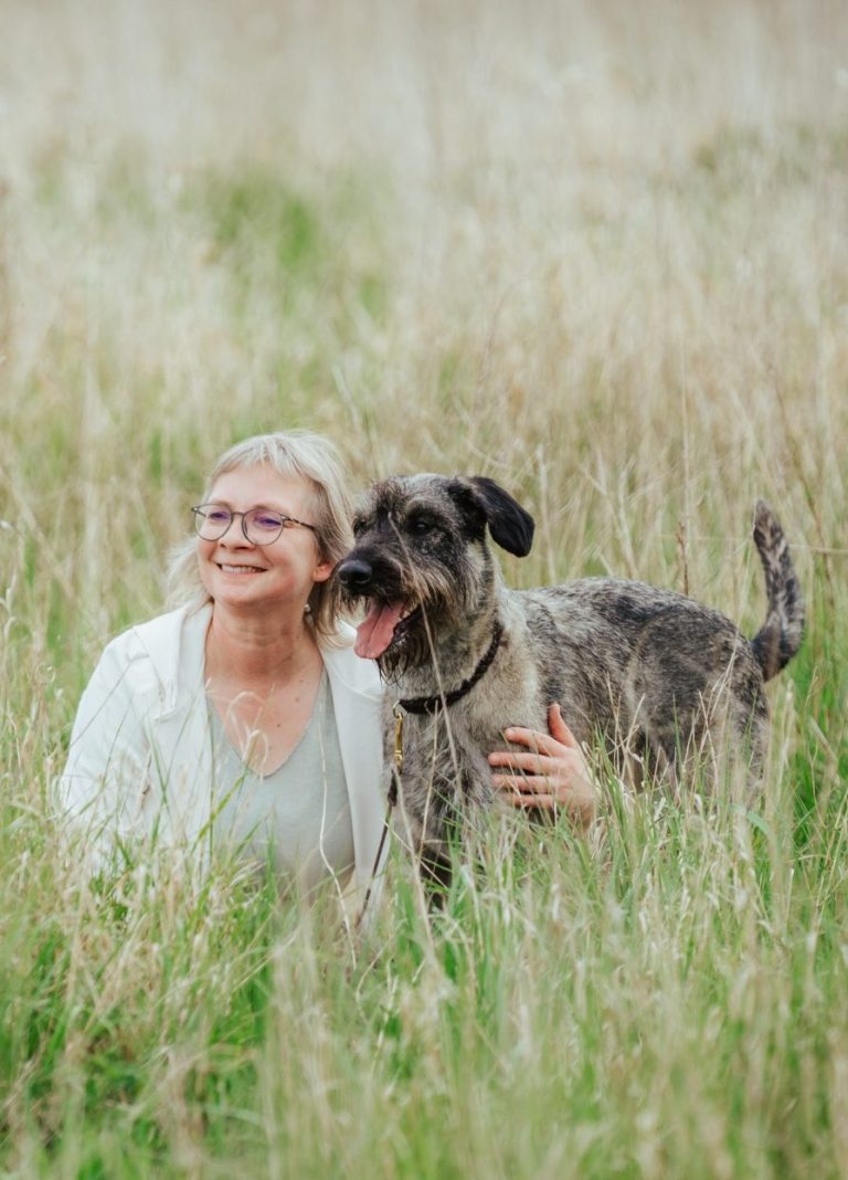Coach und Trainerin Dorothea Brandes genießt mit Therapiehündin Martha die wunderbare Natur